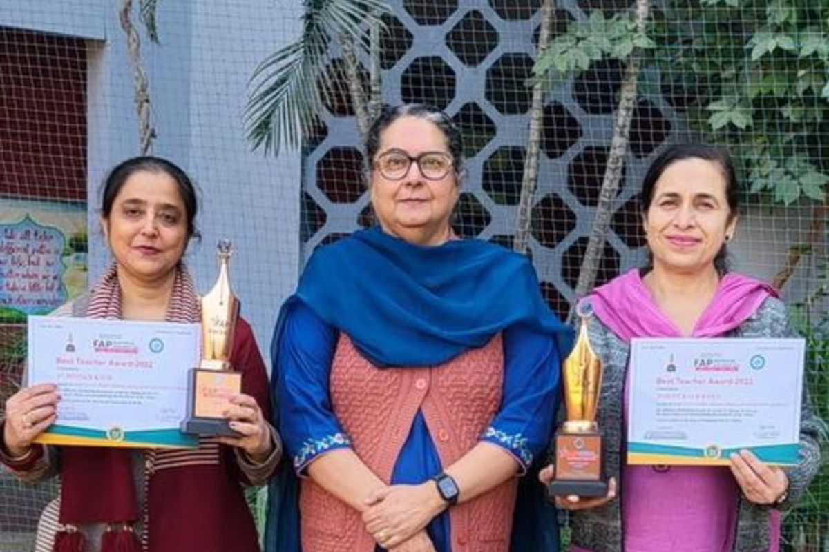 best-teacher-award-2022-guru-nanak-public-school